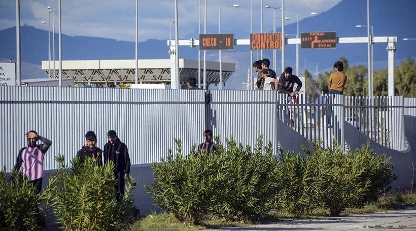 Μετανάστες εισέβαλαν σε πλοίο στην Πάτρα και απείλησαν να κάψουν τον καπετάνιο με φωτοβολίδα